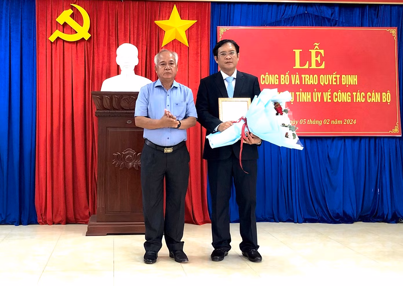 Ông A Pớt - Phó Bí thư Thường trực Tỉnh ủy trao quyết định cho ông Dương Quang Phục