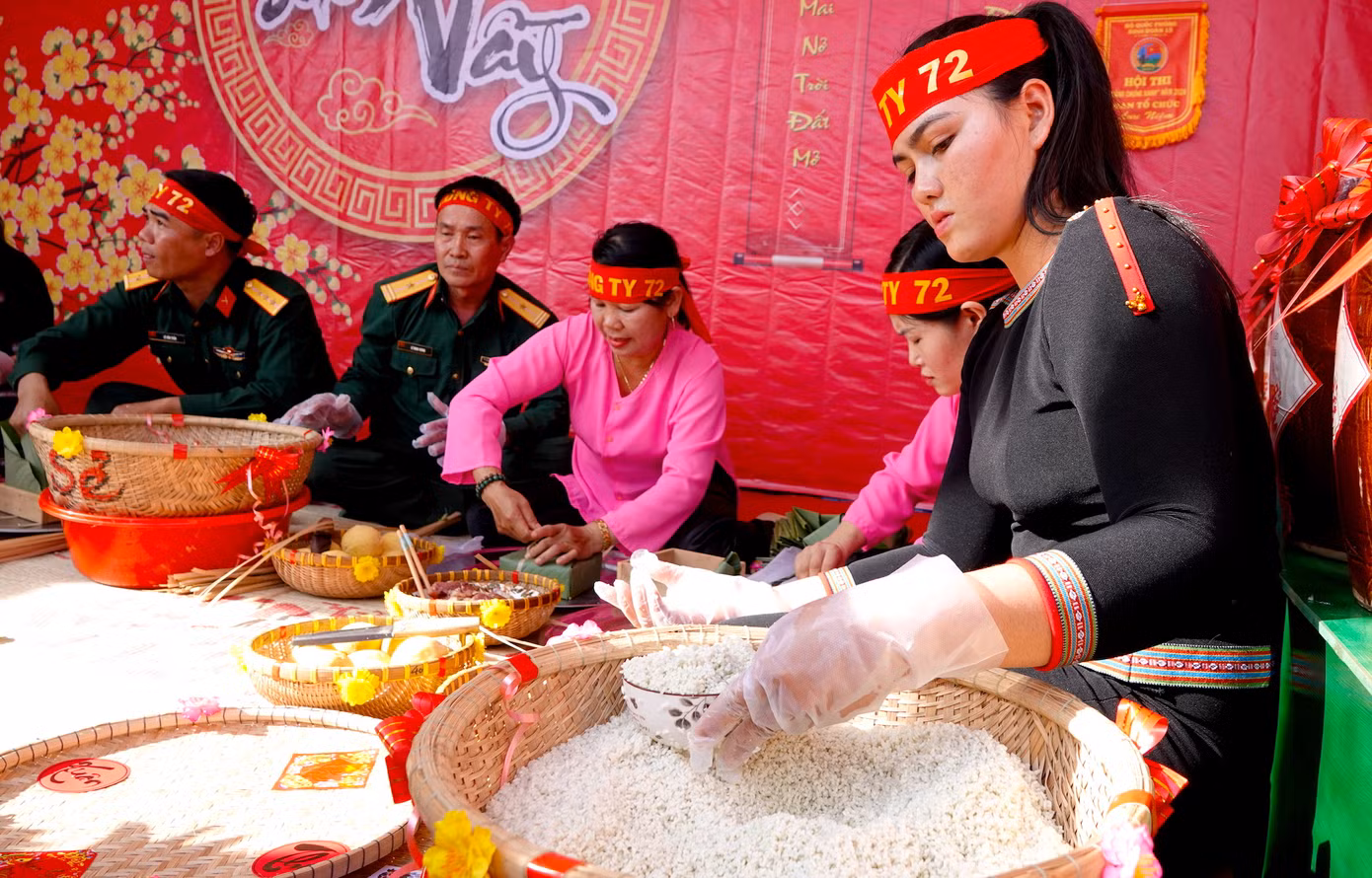 Không chỉ là cuộc thi, việc gói bánh chưng đem tới sự đoàn kết, gắn bó giữa bộ đội với người dân tộc thiểu số vùng biên