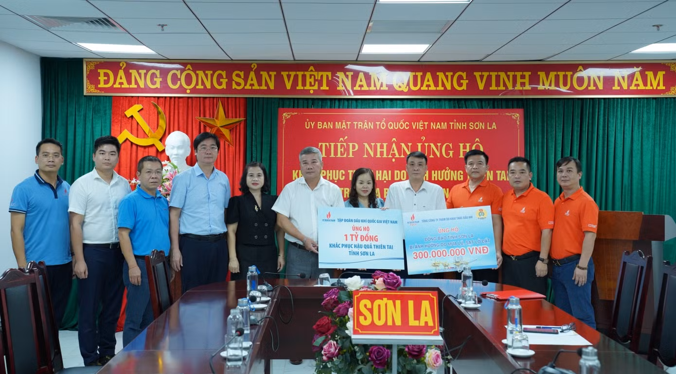 Đồng chí Đỗ Chí Thanh - Phó Tổng Giám đốc Petrovietnam chia sẻ khó khăn với tỉnh Sơn La trong khắc phục hậu quả do mưa lũ gây ra. Đồng chí Đỗ Chí Thanh - Phó Tổng Giám đốc Petrovietnam chia sẻ khó khăn với tỉnh Sơn La trong khắc phục hậu quả do mưa lũ gây ra.