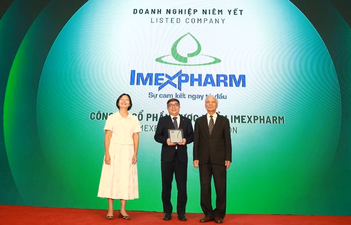 Ông Nguyễn An Duy (đứng giữa), Phó tổng giám đốc Khối Tài Chính của Imexpharm đại diện doanh nghiệp nhận Giải thưởng Top 50 doanh nghiệp phát triển bền vững do Tạp chí Nhịp Cầu Đầu Tư tổ chức tại TP HCM ngày 2/8/2024. Ảnh: Imexpharm Ông Nguyễn An Duy (đứng giữa), Phó tổng giám đốc Khối Tài Chính của Imexpharm đại diện doanh nghiệp nhận Giải thưởng Top 50 doanh nghiệp phát triển bền vững do Tạp chí Nhịp Cầu Đầu Tư tổ chức tại TP HCM ngày 2/8/2024. Ảnh: Imexpharm