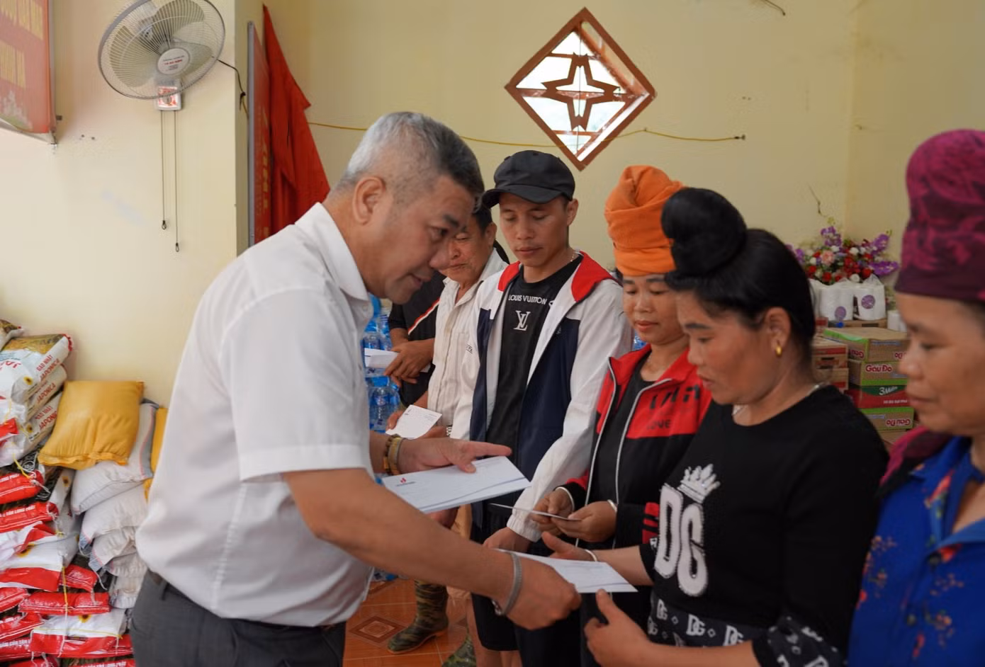 Ông Đỗ Chí Thanh tặng quà hỗ trợ, động viên bà con nhân dân xã Tông Cọ Ông Đỗ Chí Thanh tặng quà hỗ trợ, động viên bà con nhân dân xã Tông Cọ