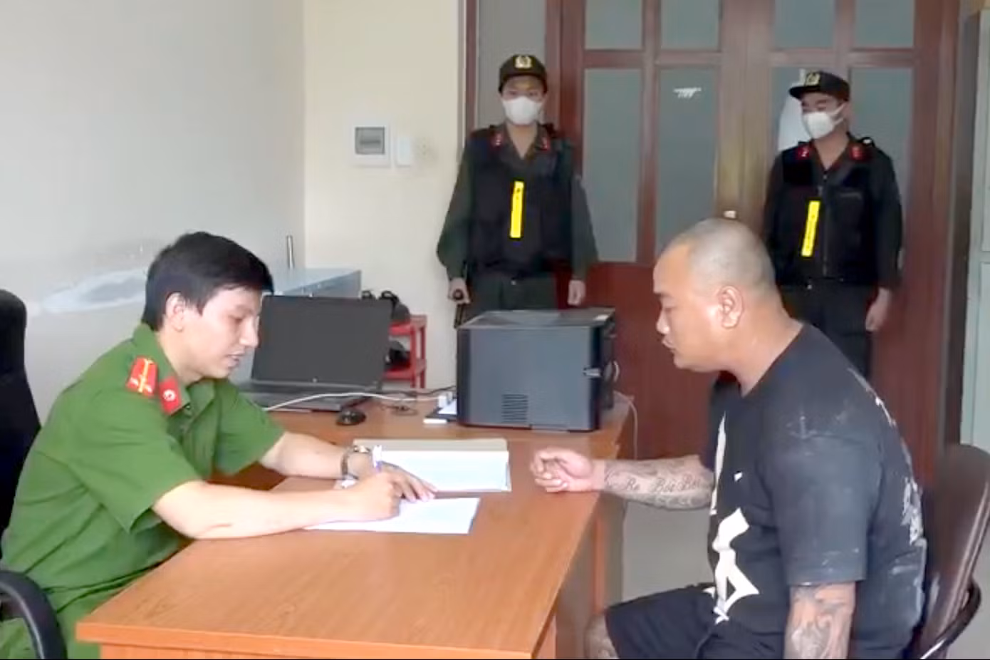 Đối tượng Châu Phát Tuấn tại cơ quan công an.