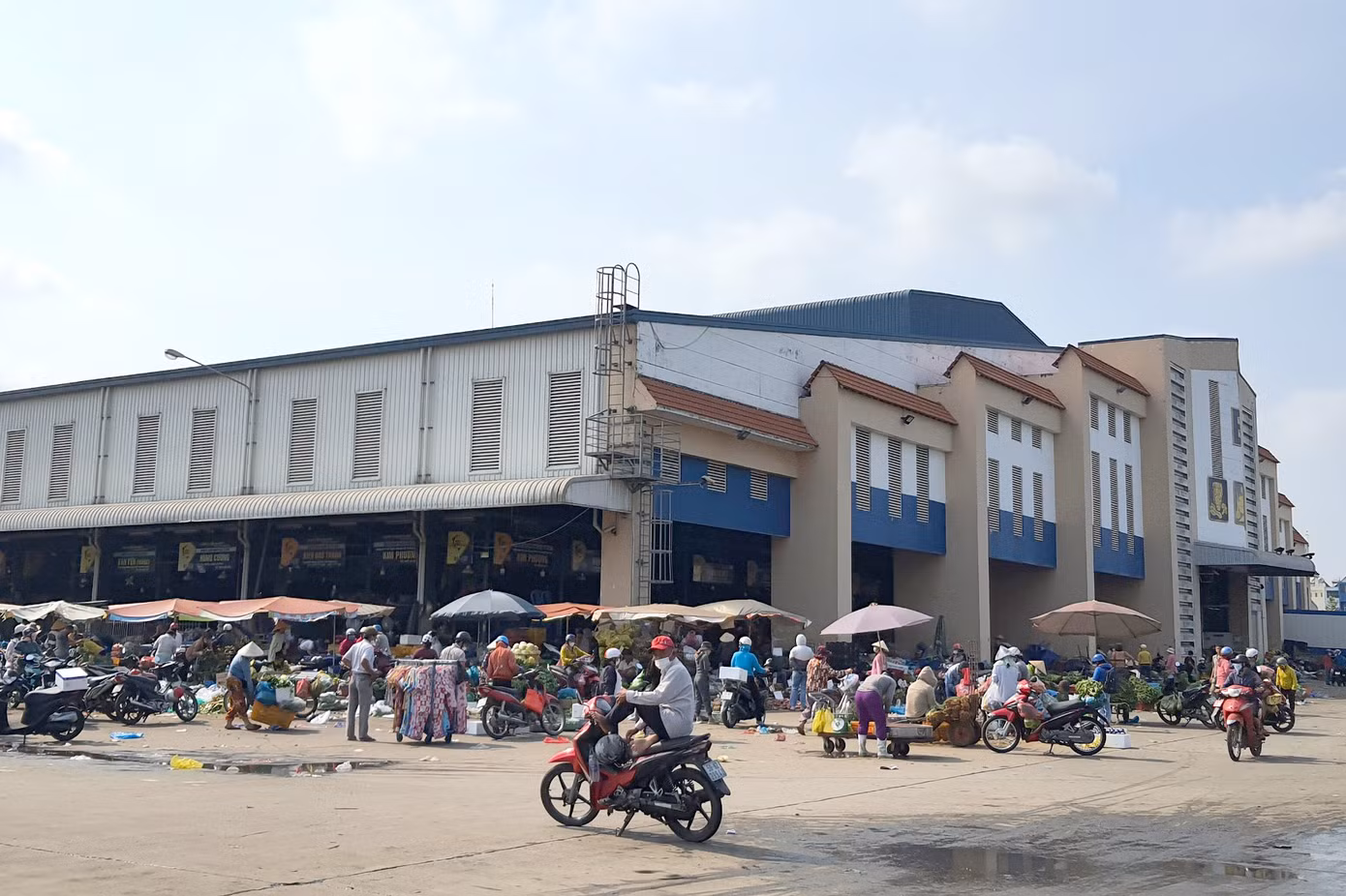 Các tiểu thương phấn khởi, yên tâm buôn bán khi công an triệt phá băng nhóm tội phạm (Ảnh: Hoàng Thuận).