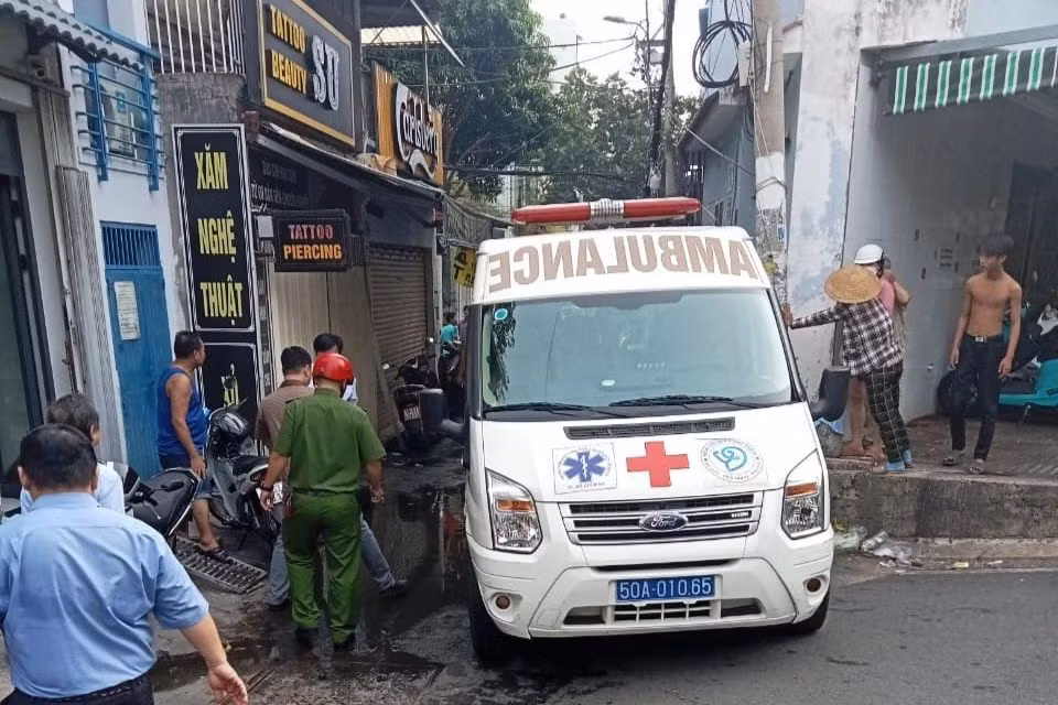 Xe cứu thương có mặt tại hiện trường xảy ra vụ cháy.
