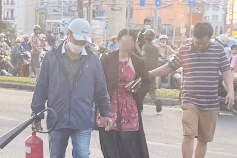 Bà N. rời khỏi xe sau tai nạn. Ảnh: C.A.