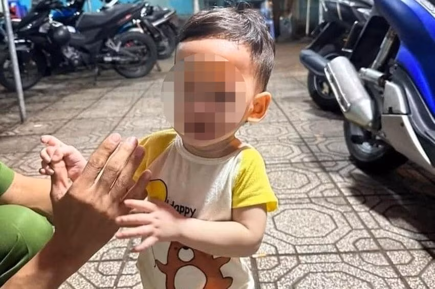 Bé trai đang được chăm sóc tại UBND phường Bình Trị Đông, quận Bình Tân.