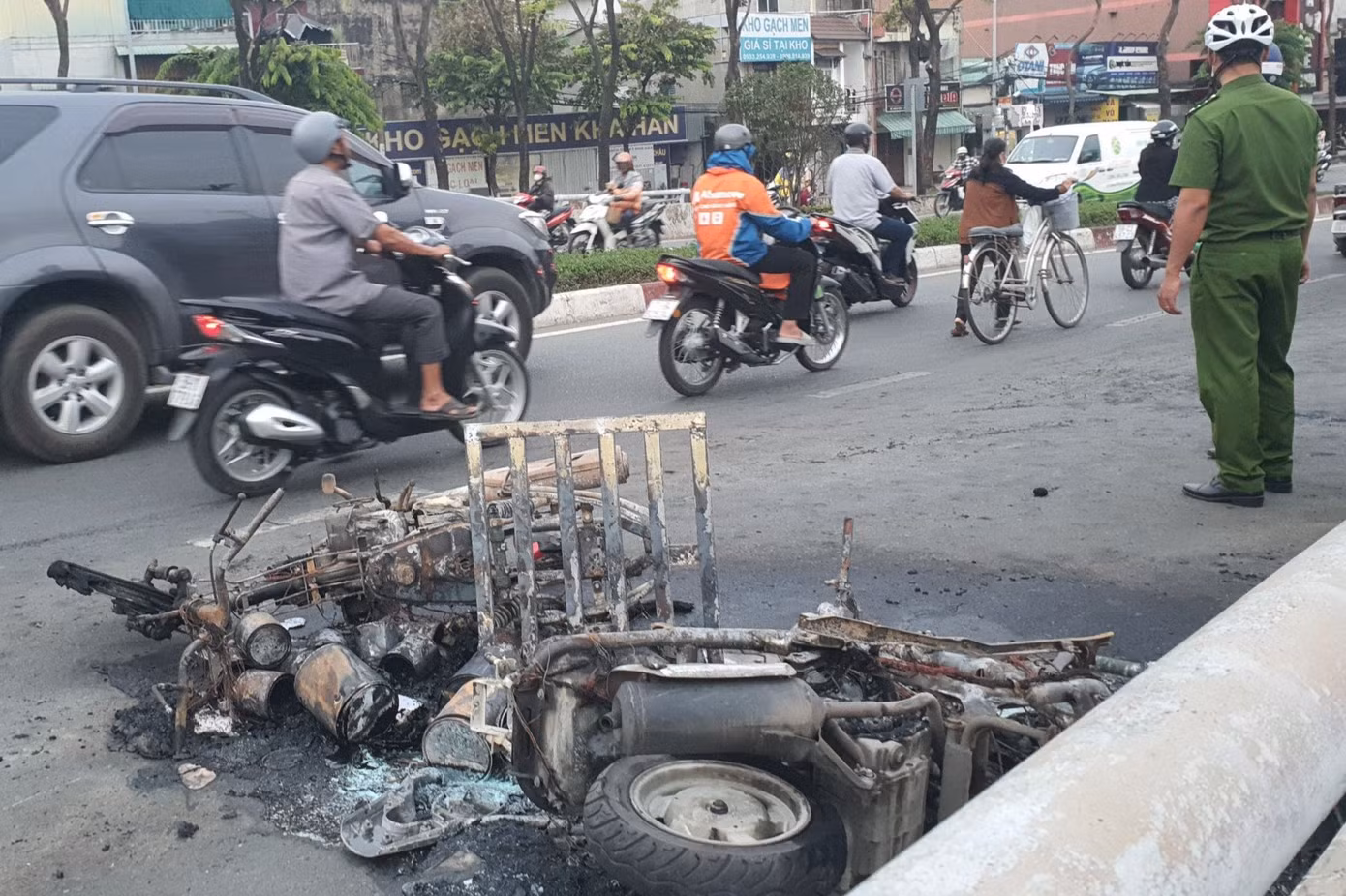 Sau vụ cháy, 2 xe máy còn trơ khung sắt. Ảnh: M.A. Sau vụ cháy, 2 xe máy còn trơ khung sắt. Ảnh: M.A.