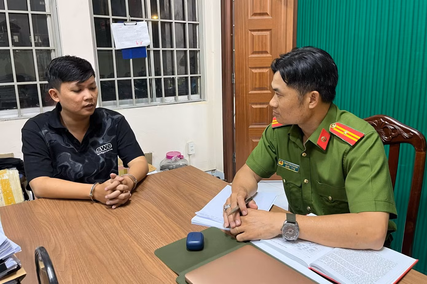 Công an lấy lời khai đối với Khải. Ảnh: Công an cung cấp. Công an lấy lời khai đối với Khải. Ảnh: Công an cung cấp.