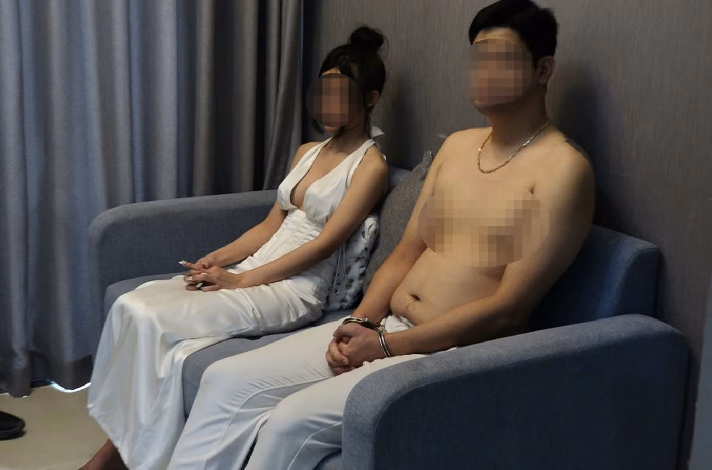 Người đàn ông Hàn Quốc và bạn gái trong căn hộ tại thời điểm bị kiểm tra.