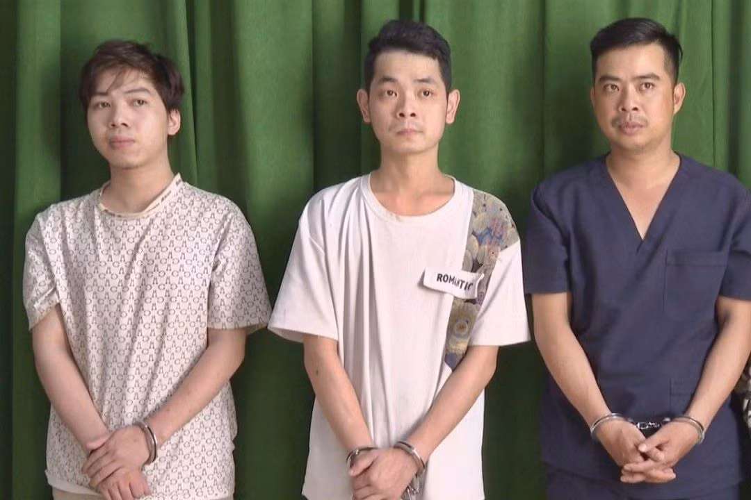 Từ trái qua, Thắng, Dương và Trọng tại cơ quan công an.