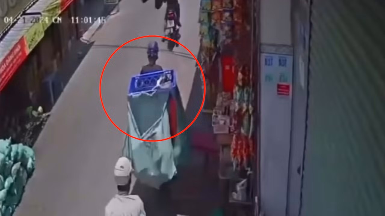 Xe máy và hàng hóa của tài xế giao hàng bị kẻ gian trộm. Ảnh cắt từ clip.