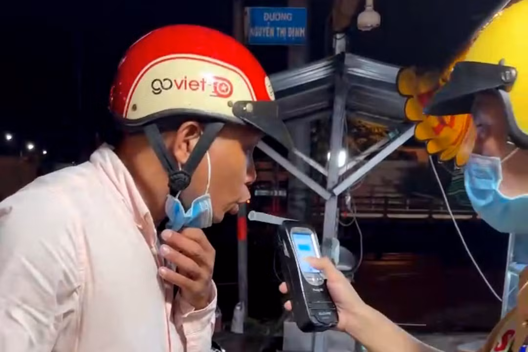 Lực lượng CSGT kiểm tra nồng độ cồn đối với ông Nghĩa. Ảnh: Công an cung cấp. Lực lượng CSGT kiểm tra nồng độ cồn đối với ông Nghĩa. Ảnh: Công an cung cấp.