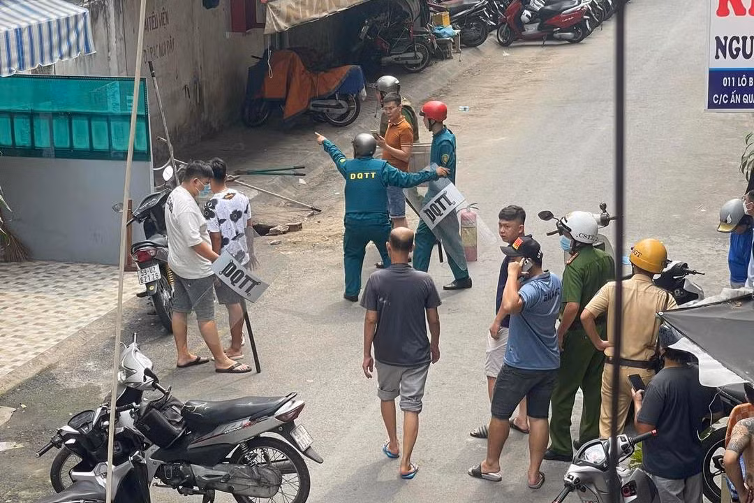 Lực lượng chức năng có mặt tại khu vực người đàn ông cố thủ. Ảnh: A.X.