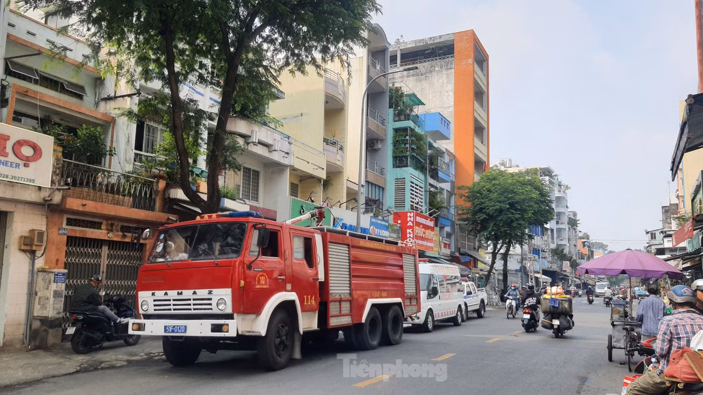 Xe chữa cháy, xe cứu thương có mặt trước con hẻm dẫn vào ngôi nhà xảy ra hỏa hoạn. Ảnh: Hoàng Thuận.