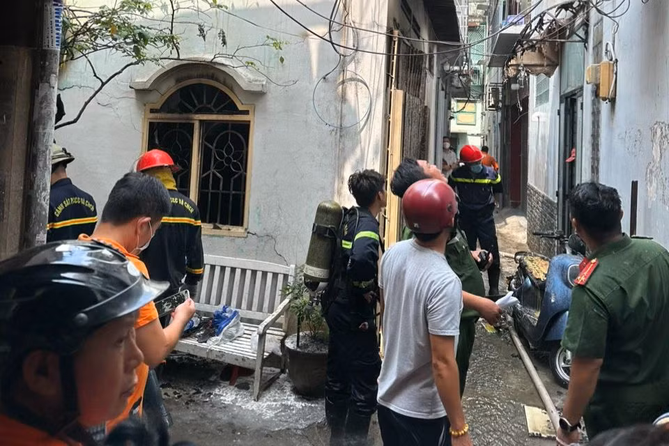 Lực lượng chức năng có mặt tại căn nhà xảy ra hỏa hoạn. Ảnh: A.X.