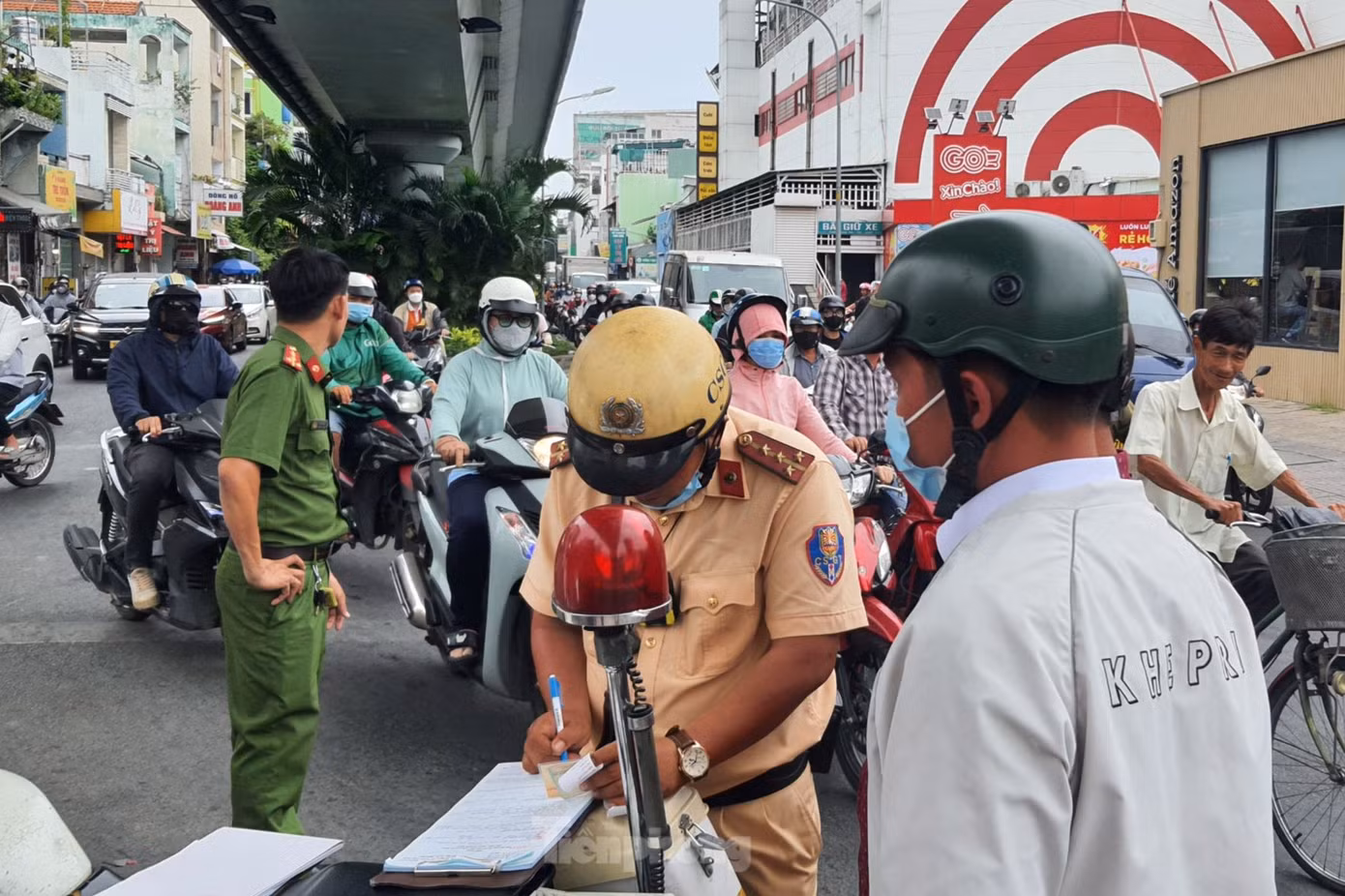 Lực lượng CSGT lập biên bản xử phạt đối với anh H. về vi phạm nồng độ cồn. Ảnh: Hoàng Thuận