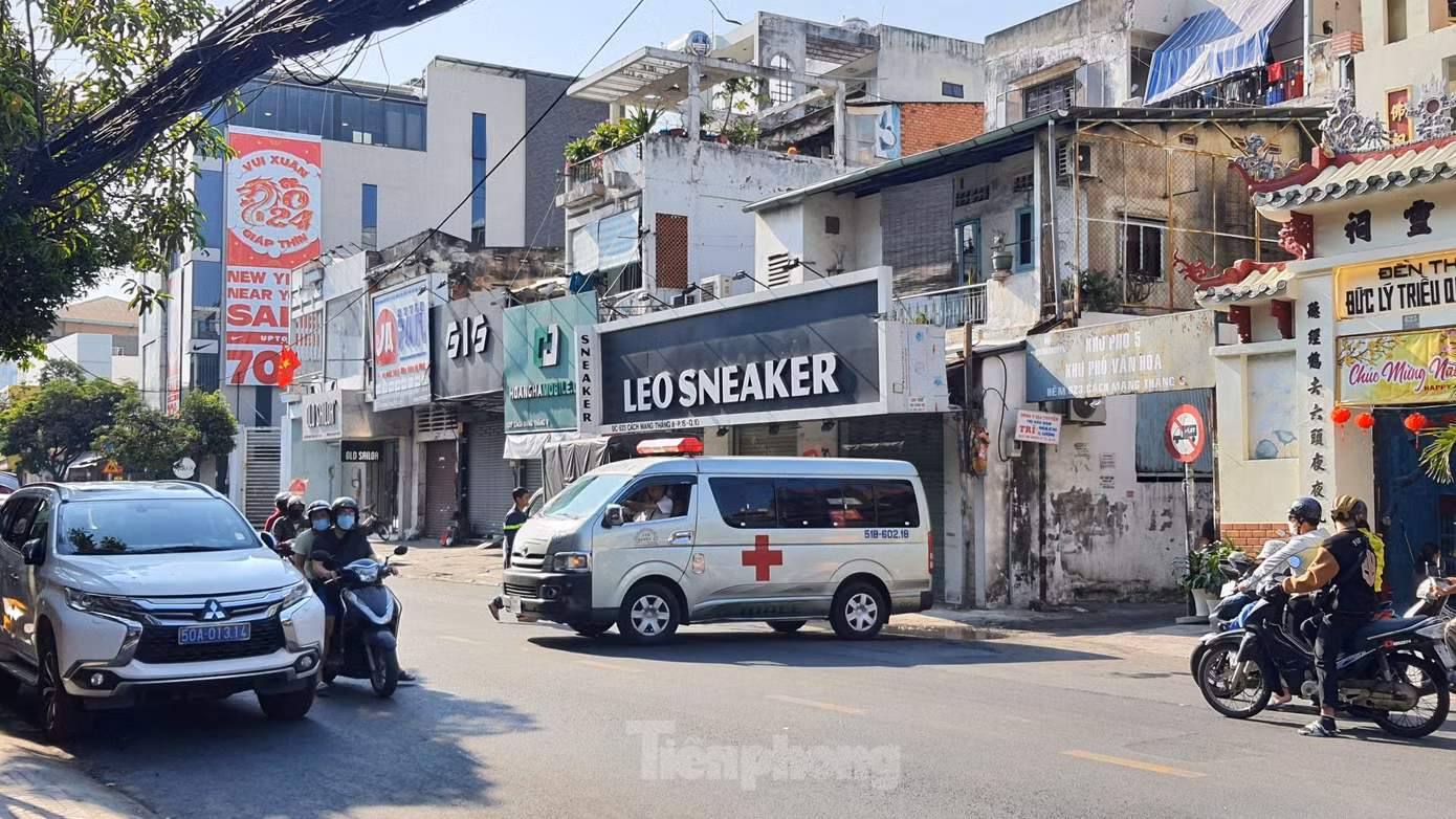 Lúc 8h45, một xe cứu thương đi vào con hẻm xảy ra vụ cháy. Ảnh: Hoàng Thuận.