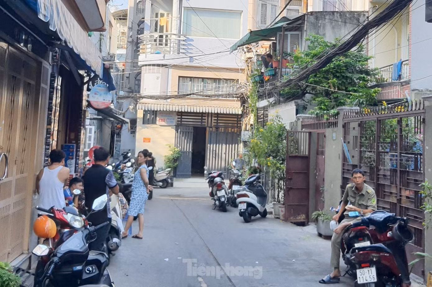 Người dân trong hẻm bàng hoàng khi vụ cháy làm 4 người chết. Ảnh: Hoàng Thuận.