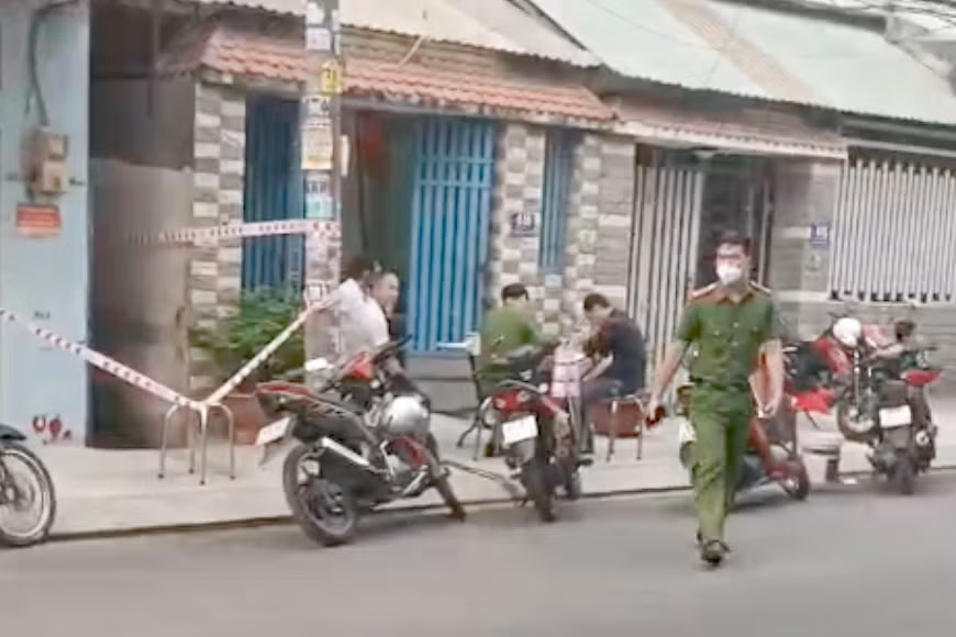 Lực lượng công an có mặt tại khu phòng trọ xảy ra vụ việc.