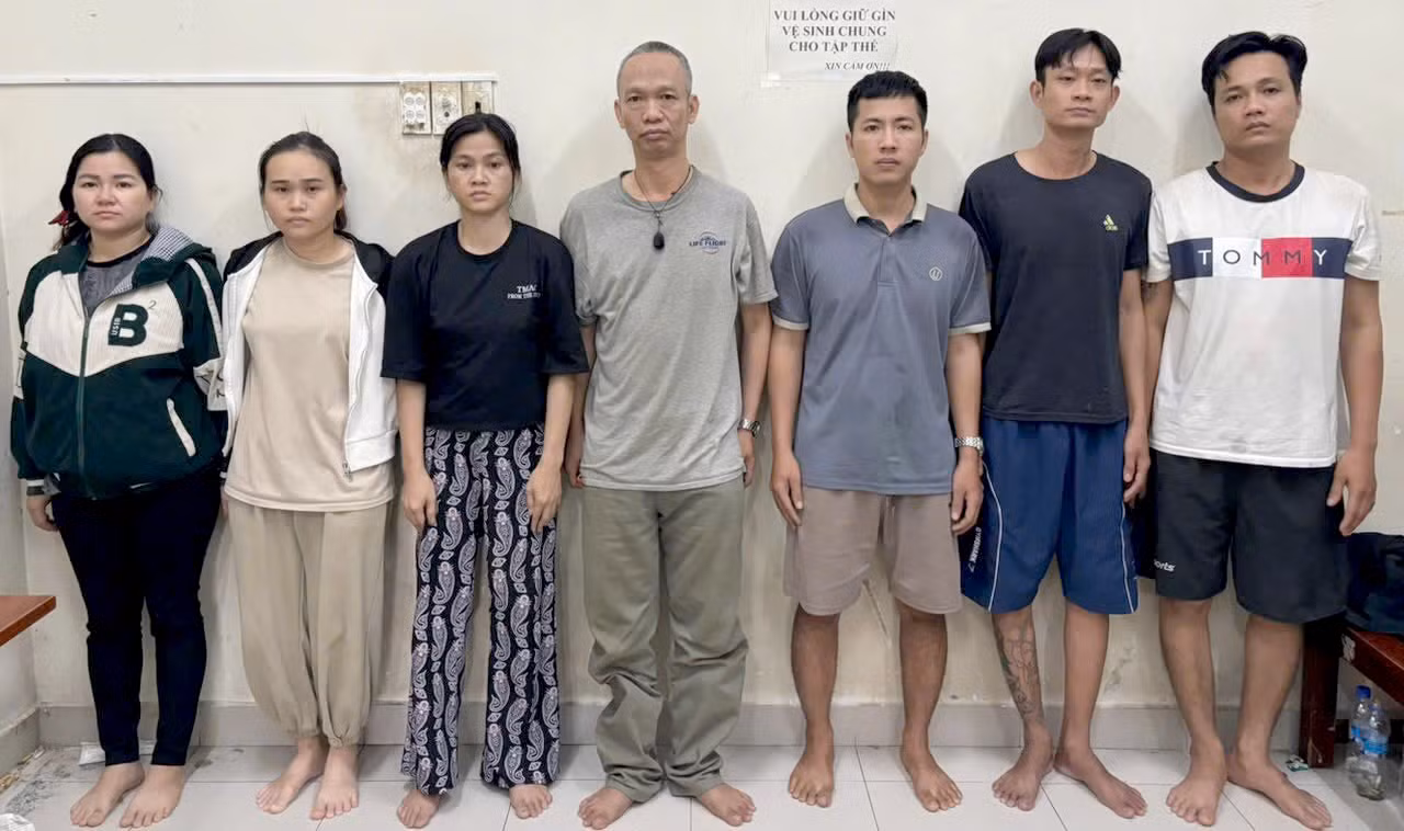 Quyên (ngoài cùng bên trái) và các đối tượng liên quan bị bắt giữ. Ảnh: C.A.