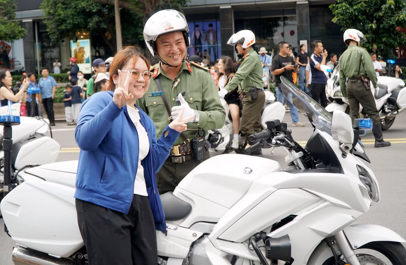 Người dân tranh thủ chụp hình với lực lượng công an. Ảnh: Hoàng Thuận.