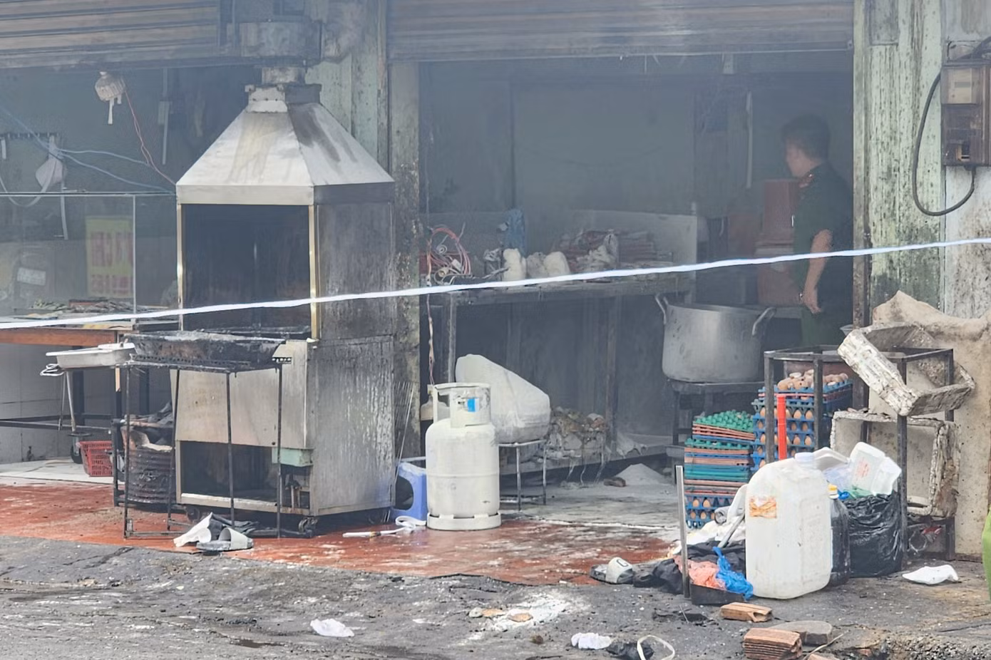 Bình gas để gần khu vực nướng thịt.
