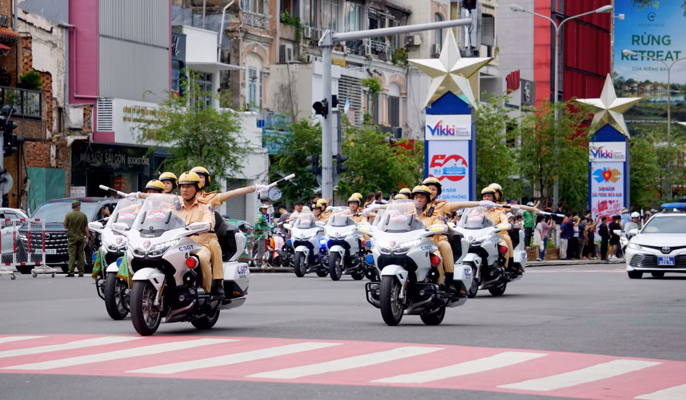 Lực lượng CSGT tập luyện các tình huống nghiệp vụ trên đường Lê Lợi vào chiều 3/6. Ảnh: Công an TPHCM