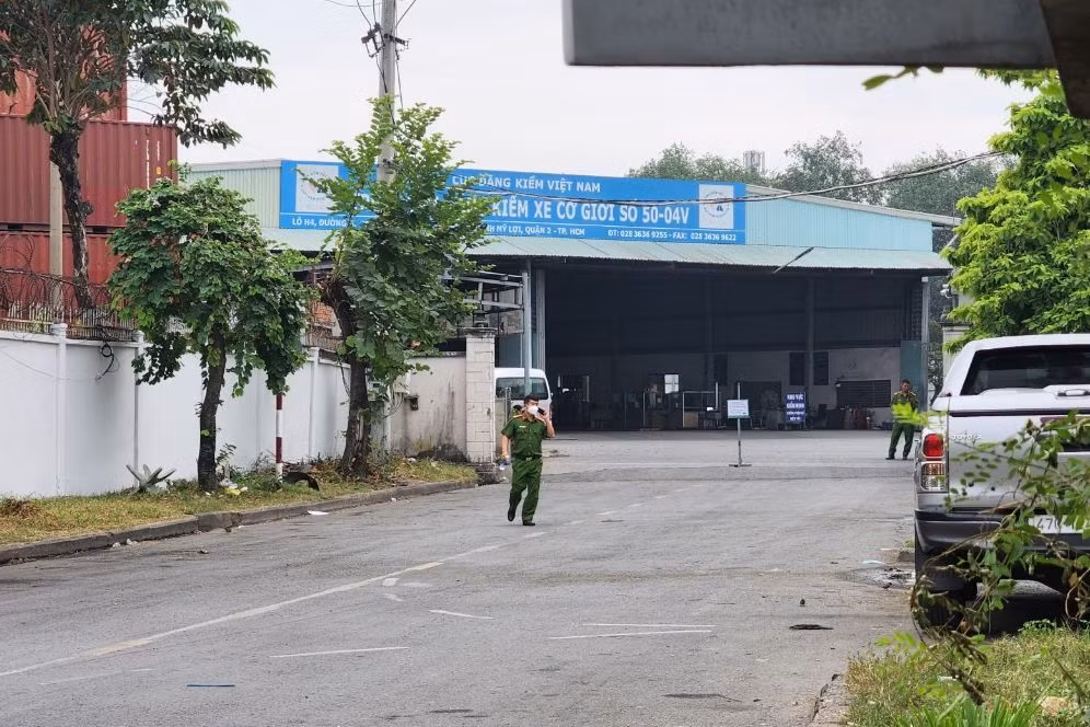 Mọi hoạt động tại Trung tâm đăng kiểm 50-04V bị tạm ngưng để phục vụ việc khám xét. Ảnh: A.X.