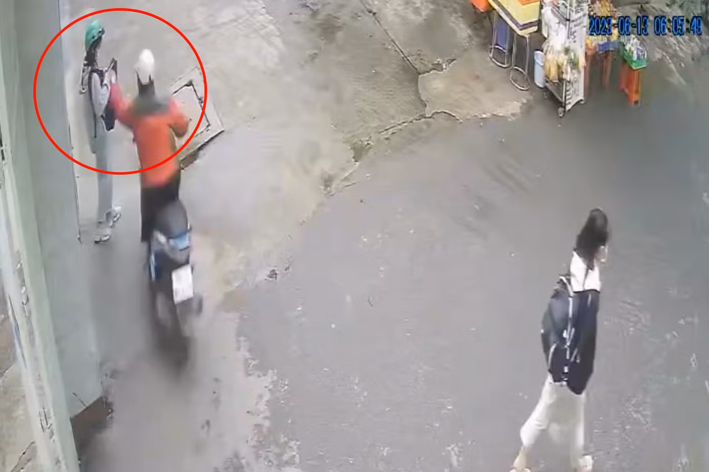 Camera ghi cảnh Tùng giật điện thoại của nữ sinh viên (Ảnh cắt từ clip).