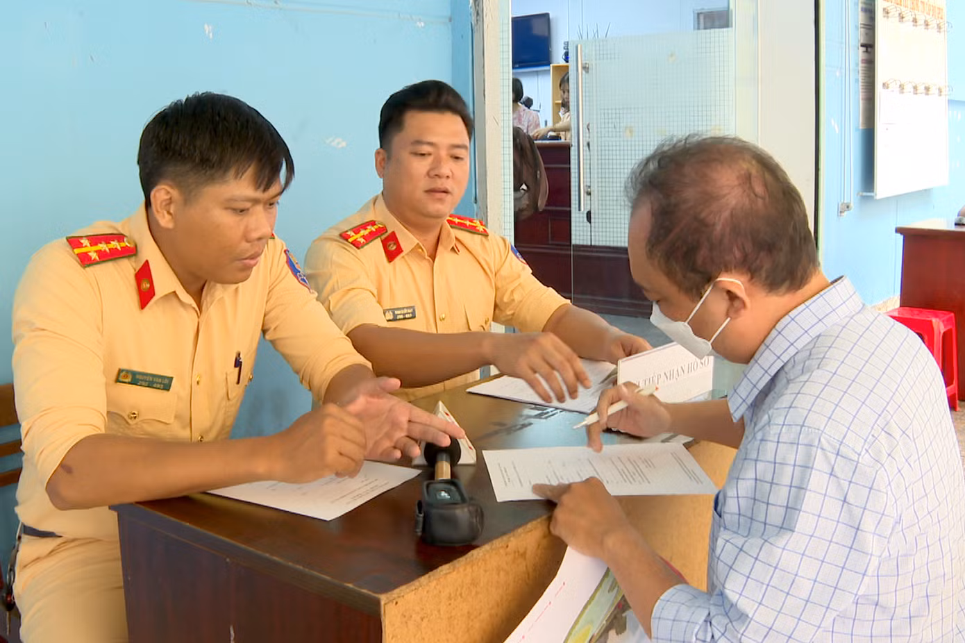 Từ ngày 1/3, người dân có thể đến Công an phường, xã, thị trấn để đăng ký, cấp biển số xe. Ảnh: C.A.