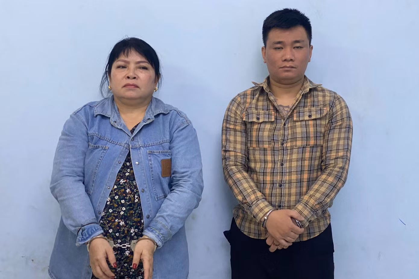 Đặng Thị Hoa (bên trái) và Nguyên tại cơ quan công an. Ảnh: Công an cung cấp.