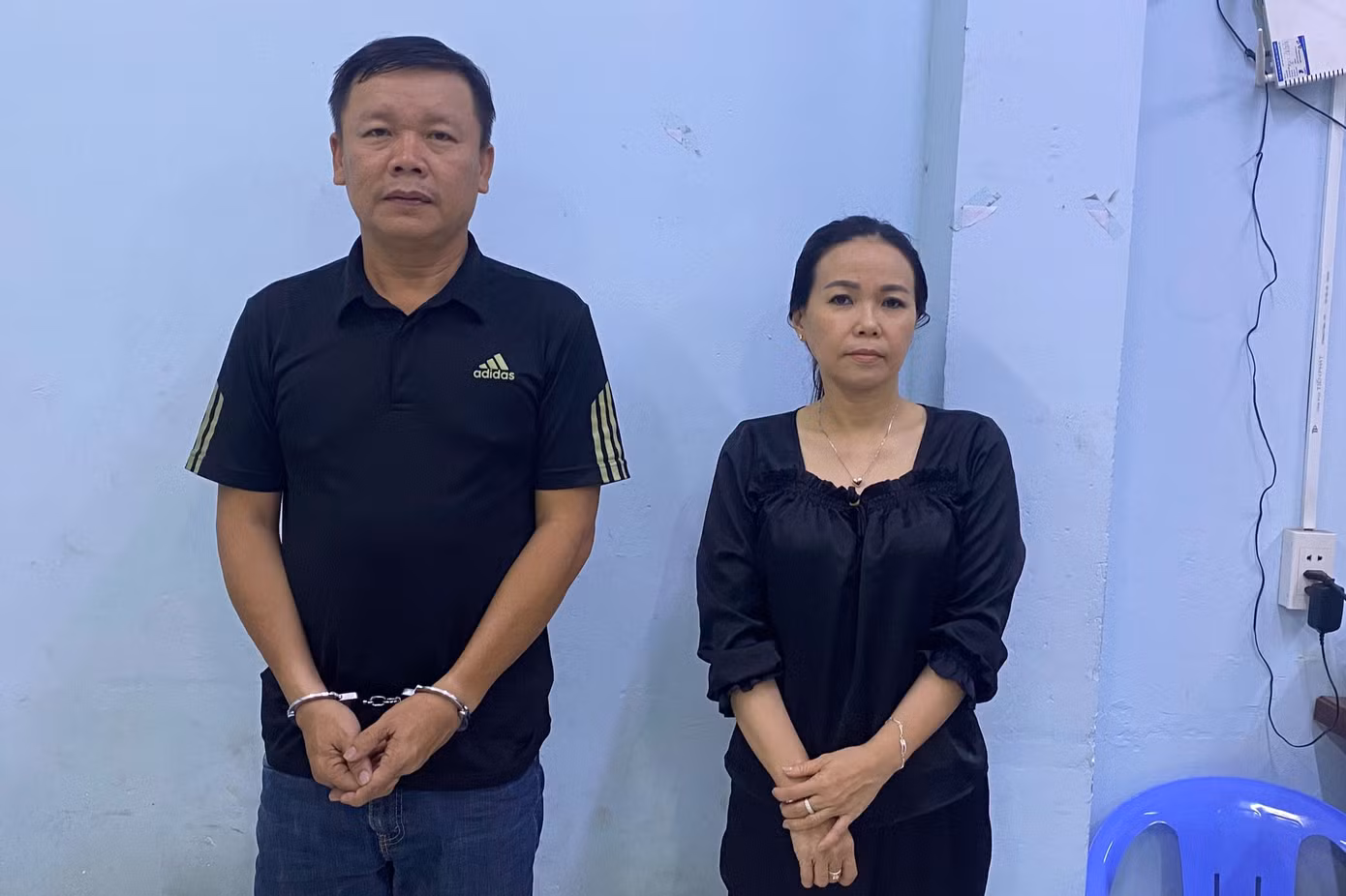 Hà Quốc Huy (bên trái) và Lynh tại cơ quan công an. Ảnh: Công an cung cấp.