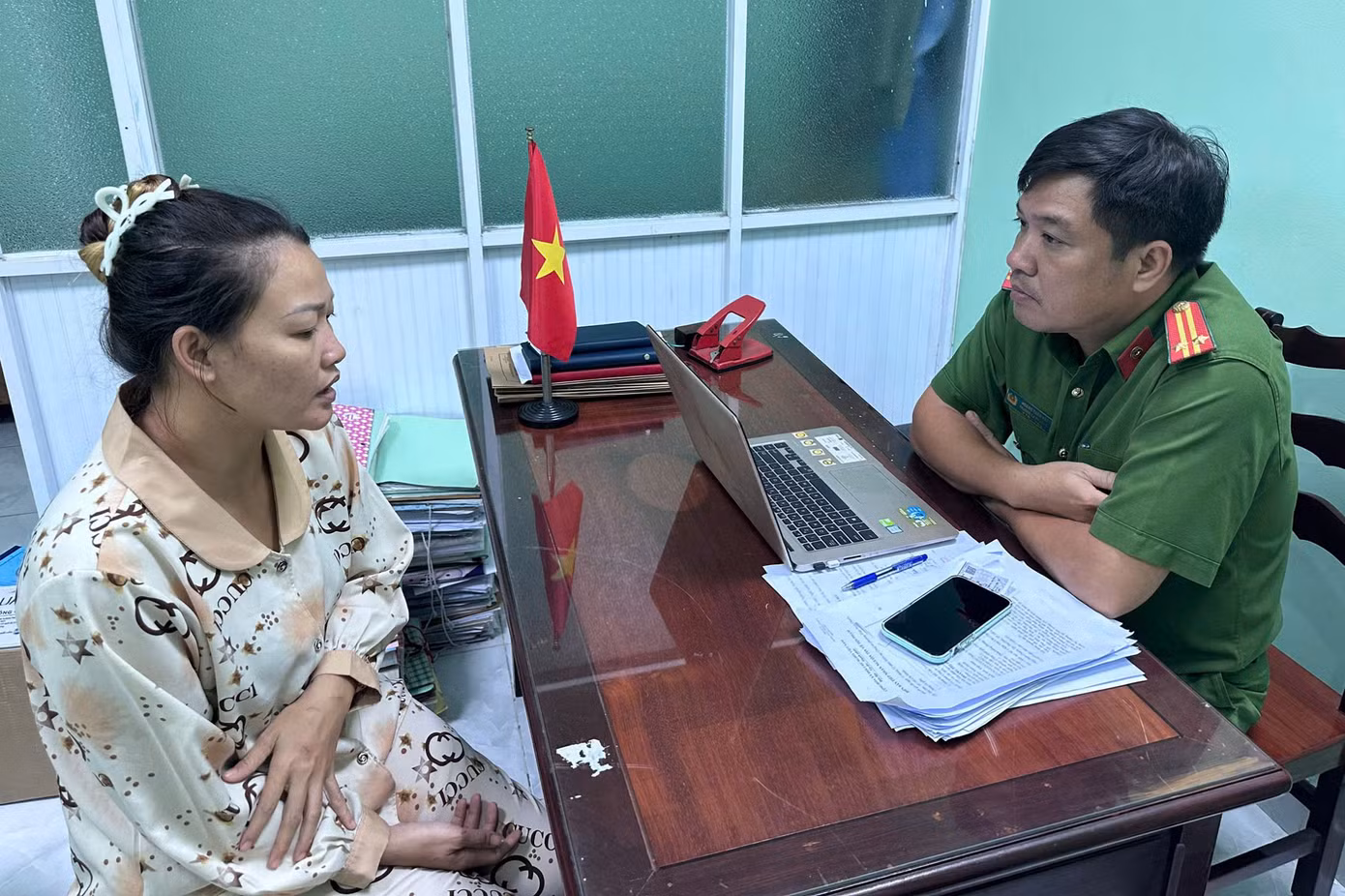 Bà Trang tại cơ quan công an. Ảnh: Công an cung cấp.