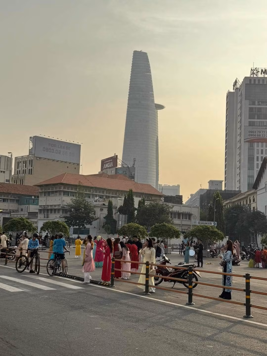"Một mét vuông mười chiếc áo dài" là có thật nha mấy bà! (Ảnh: Khôi Minh Vũ)