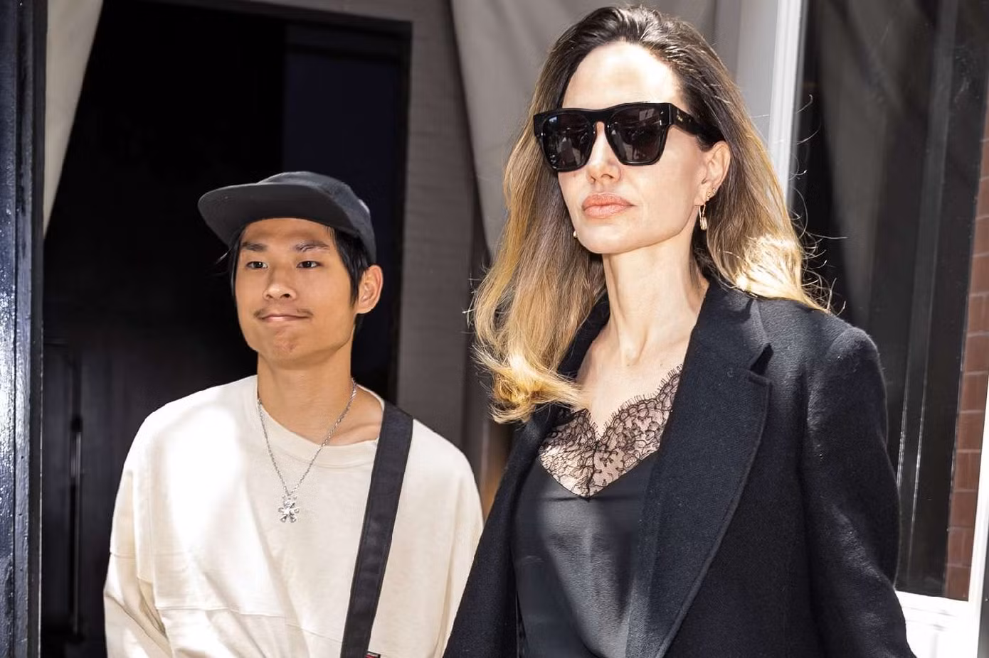 Angelina Jolie đang tìm cách giúp đỡ Pax Thiên về các vấn đề mà con trai nuôi gặp phải. Ảnh: GC.