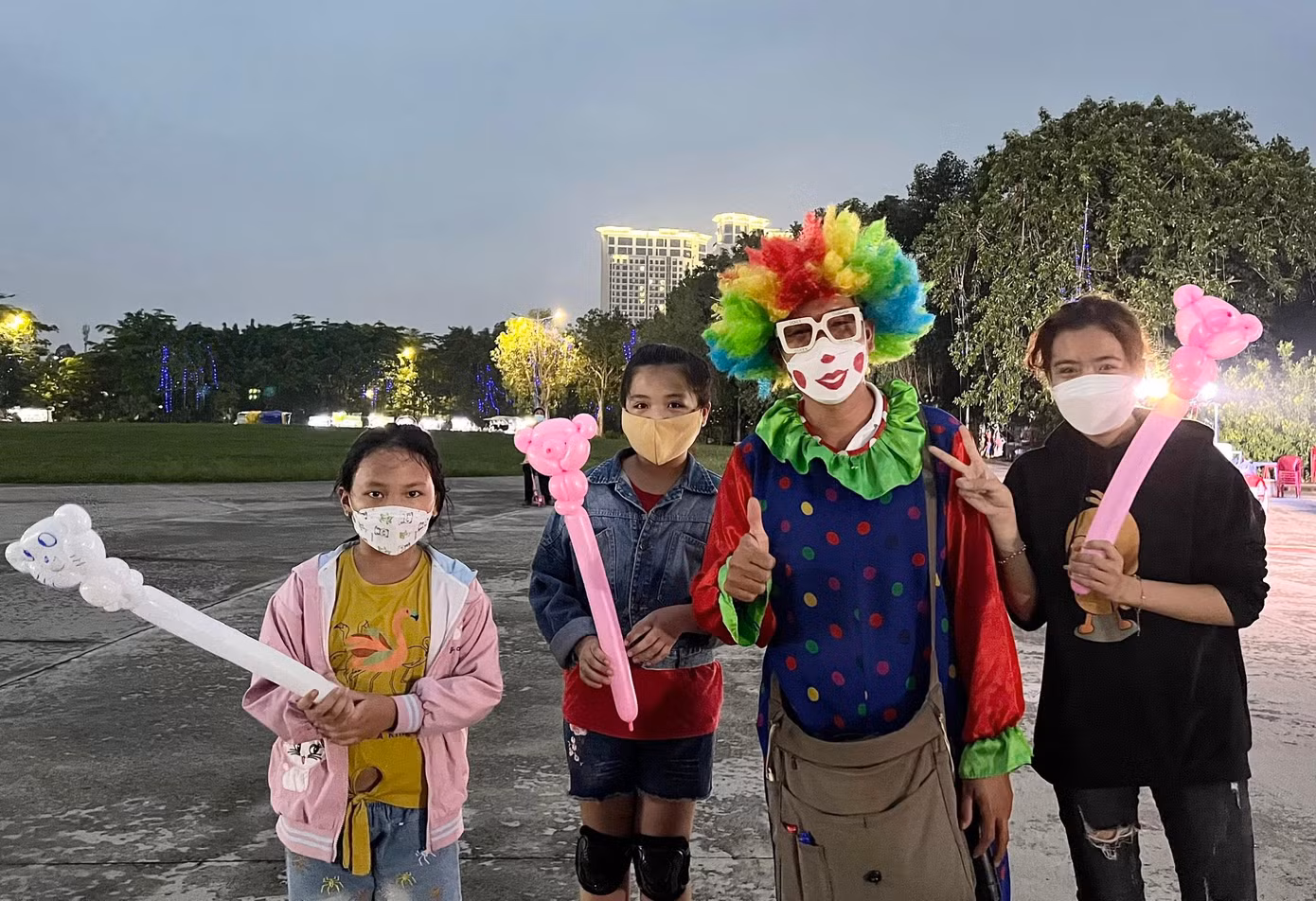 Tại “Sân chơi đường phố”còn diễn ra các tiết mục ảo thuật đường phốvới nhiều tiết mục ảo thật đa dạng.