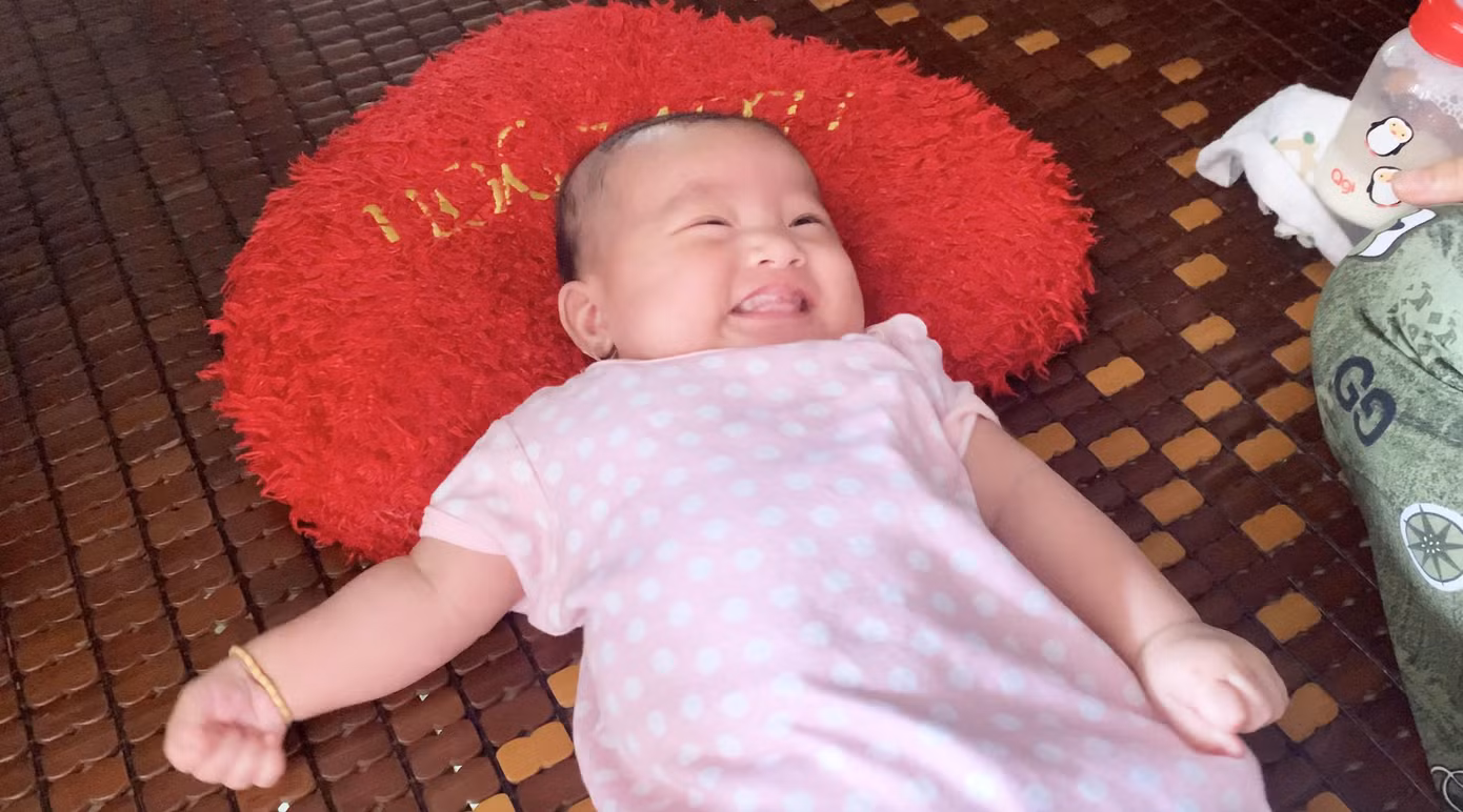 Bé Bình An bụ bẫm đáng yêu và rất thích vui đùa cùng chị gái