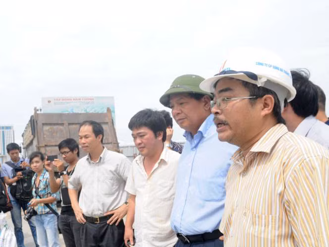 Ông Nguyễn Quốc Hùng - Giám đốc Sở GTVT Hà Nội cùng đại diện Công ty CP Sông Đà Thăng Long và Công ty Tập đoàn Nam Cường...có mặt để chỉ huy 