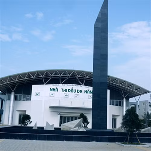 Trước nhà thi đấu có ngọn tháp tri thức cao vút