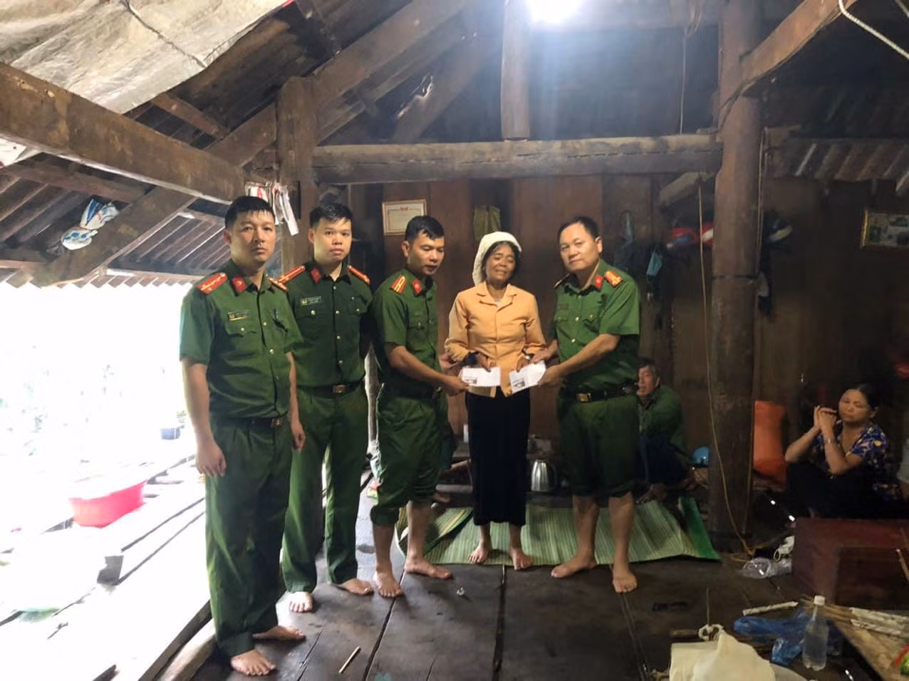 Lực lượng công an huyện Than Uyên đến thăm hỏi động viên gia đình có người bị lũ cuốn trôi.