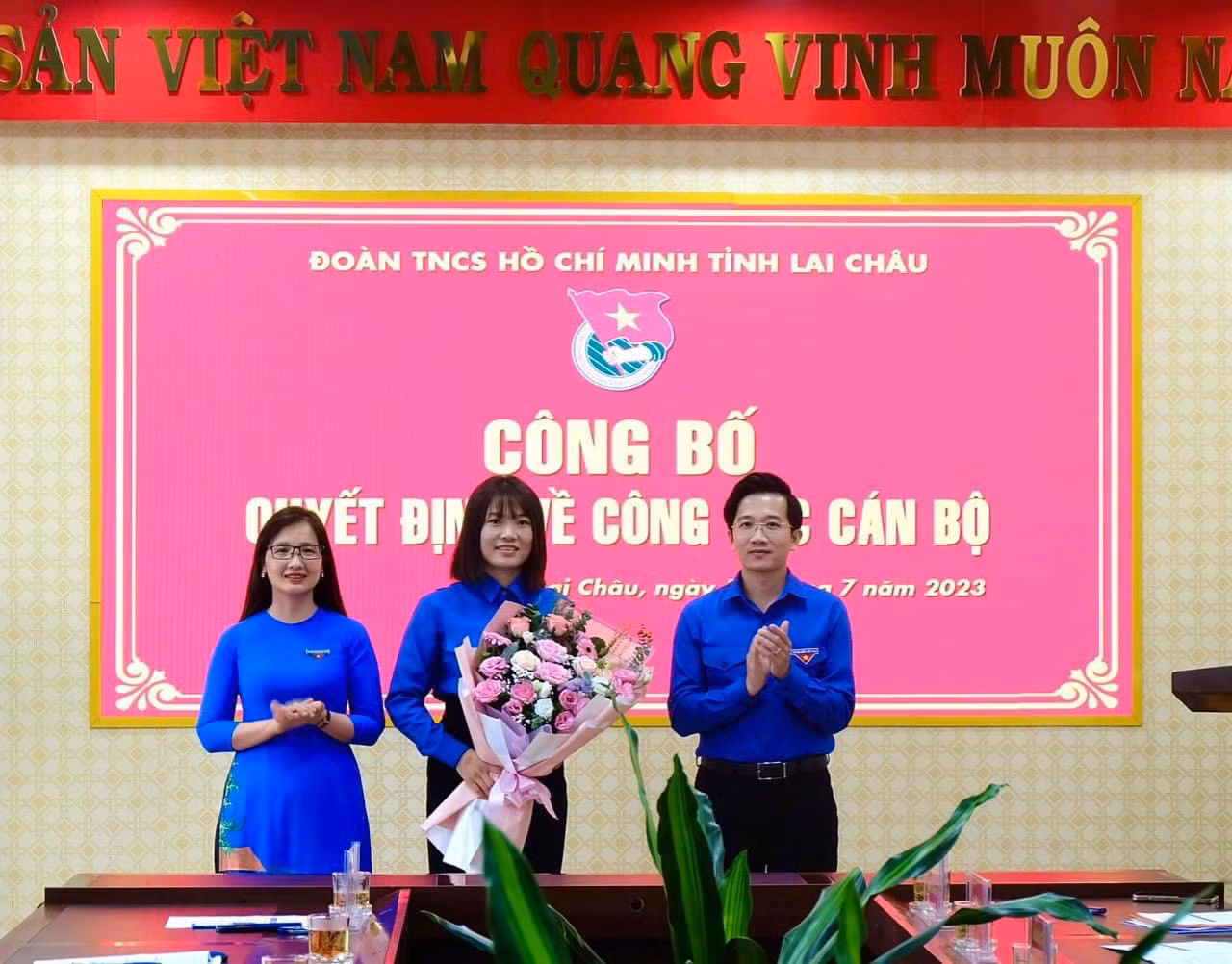 Thường trực Tỉnh Đoàn tặng hoa chúc mừng tân Phó Bí thư Tỉnh Đoàn Lai Châu.