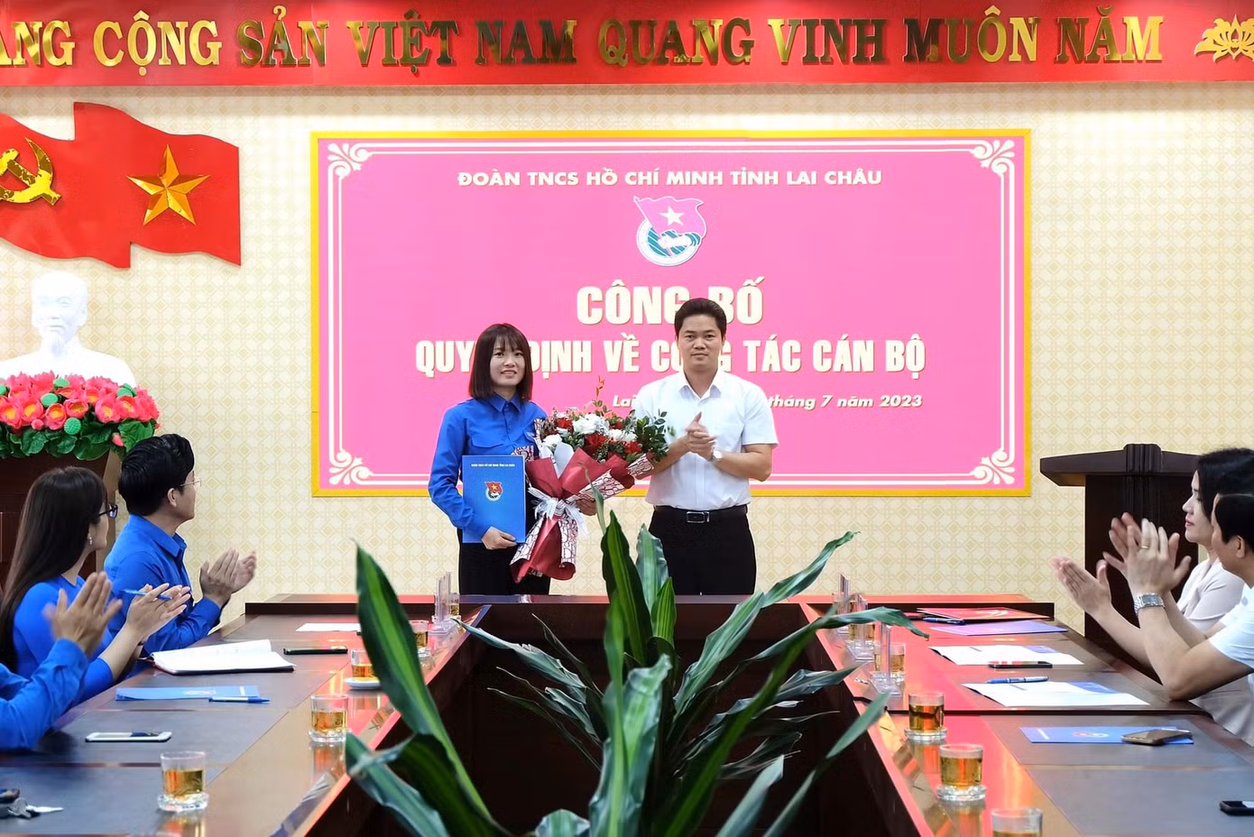 Ông Vũ Mạnh Hà - Ủy viên dự khuyết BCH trung ương đảng, Phó Bí thư tỉnh ủy trao quyết định và tặng hoa chúc mừng tân Phó Bí thư Tỉnh Đoàn.