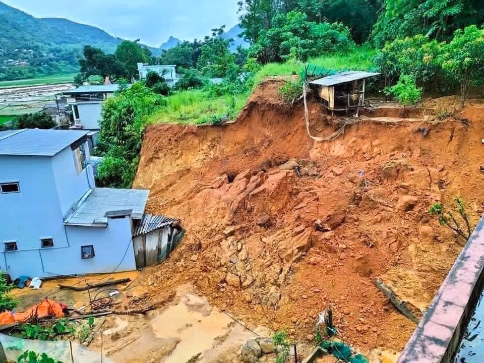Nhà cửa, tài sản của người dân huyện Than Uyên tỉnh Lai Châu bị vùi lấp do đất đá sạt xuống