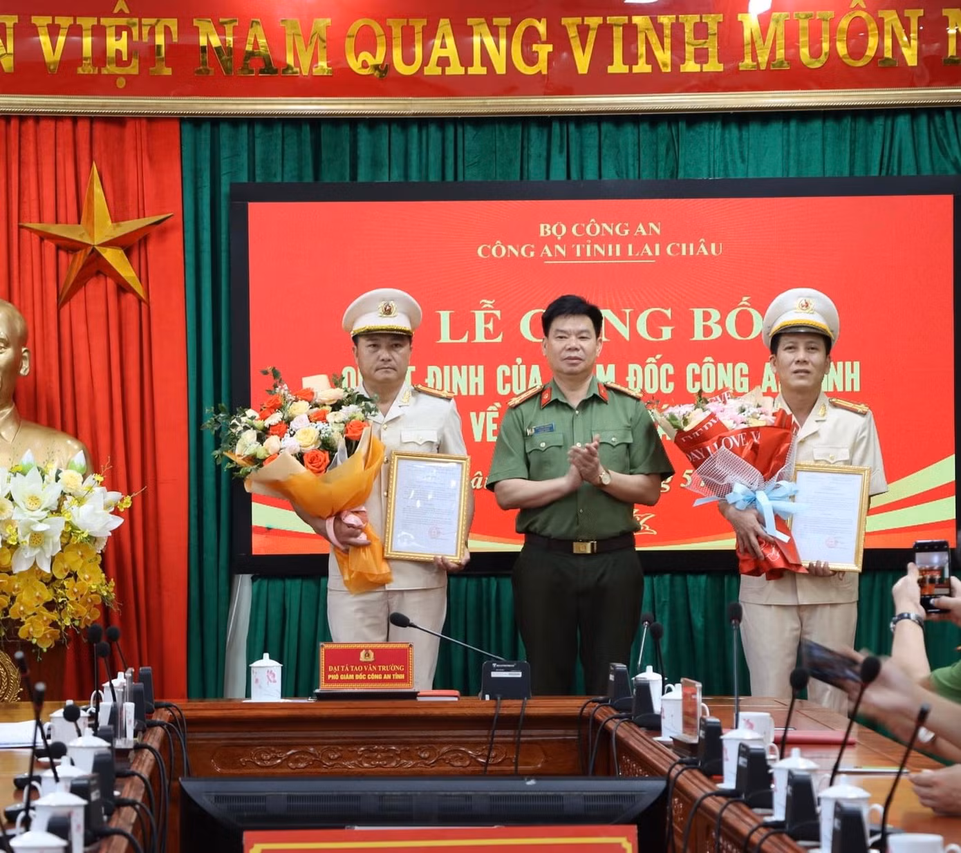 Đại tá Tao Văn Trường - Phó giám đốc công an tỉnh trao quyết định và tặng hoa chúc mừng các đồng chí nhận nhiệm vụ mới.