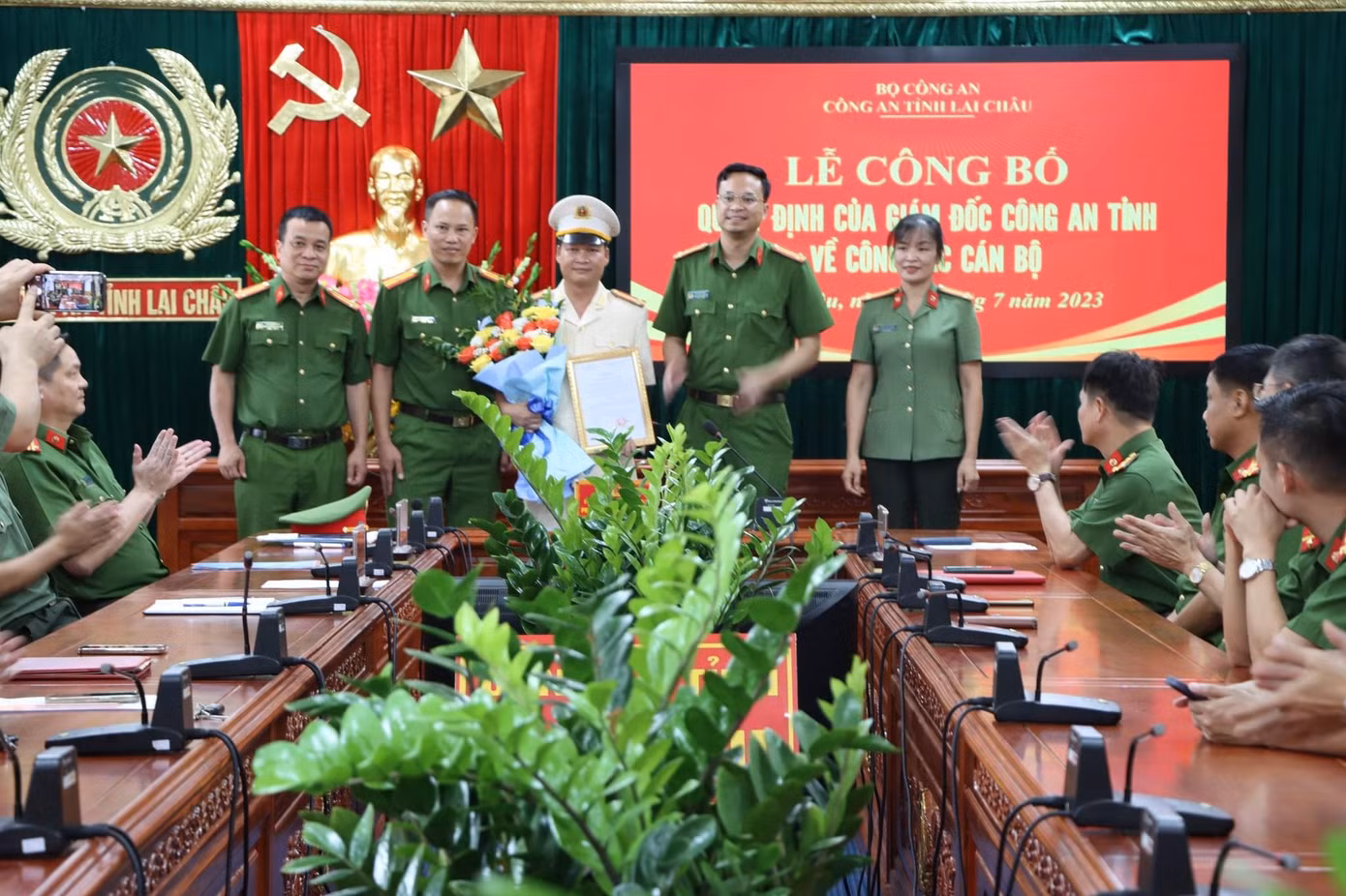 Ban chỉ huy công an thành phố Lai Châu tặng hoa chúc mừng Thượng tá Nguyễn văn Tài