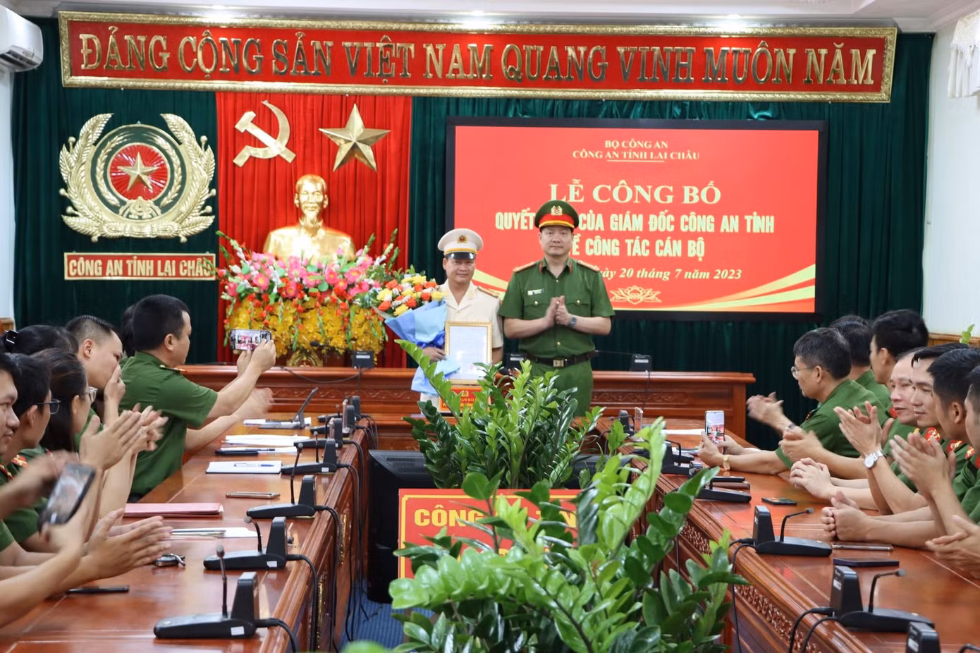 Đại tá Phạm Hải Đăng (phải) - Phó giám đốc công an tỉnh trao quyết định điều động cho thượng tá Nguyễn Văn Tài.