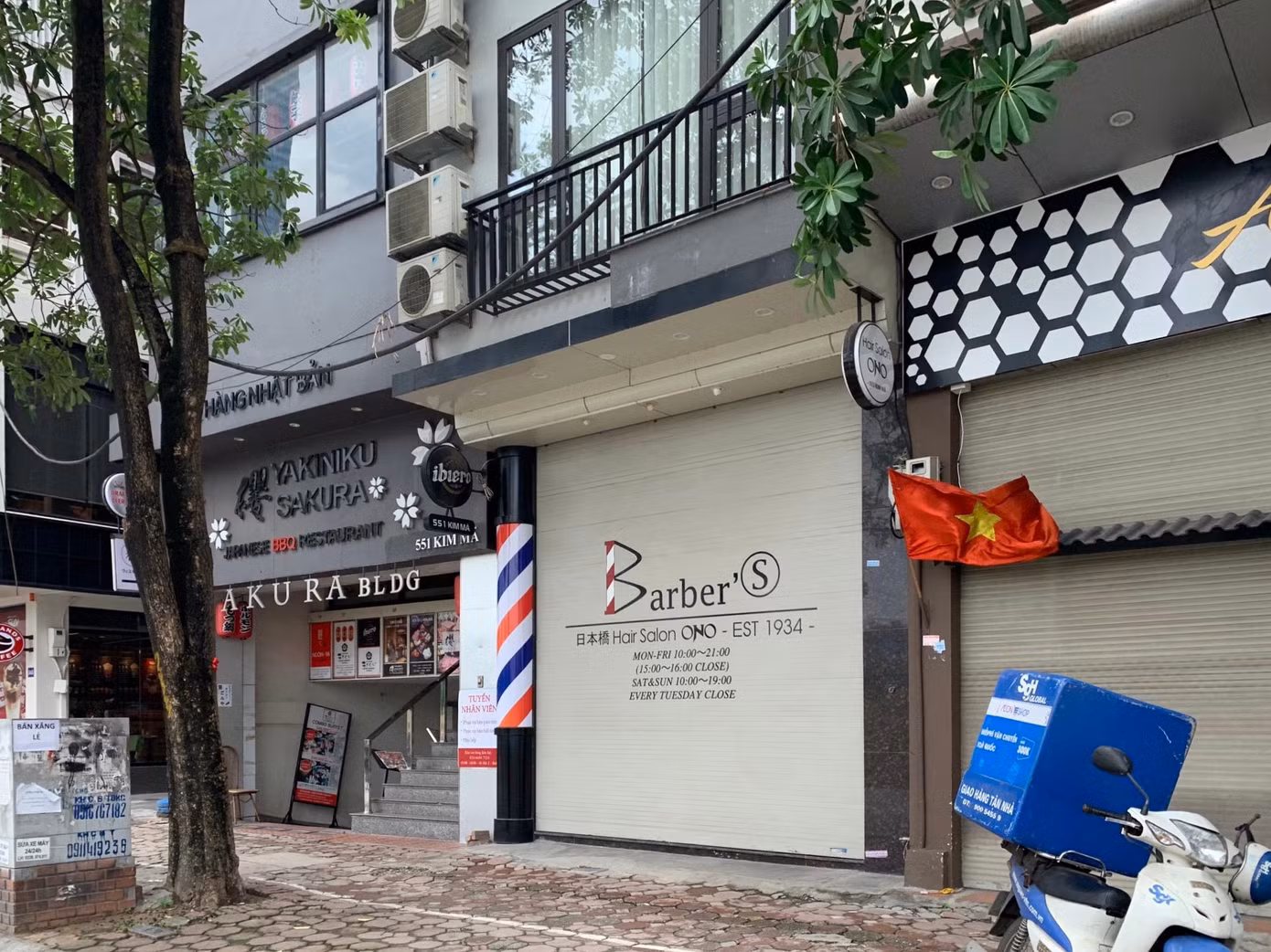 Cũng trong diện yêu cầu điều chỉnh hoạt động phòng dịch cuả UBND TP. Hà Nội, cửa hàng cắt tóc, gội đầu đóng cửa từ 12h hôm nay