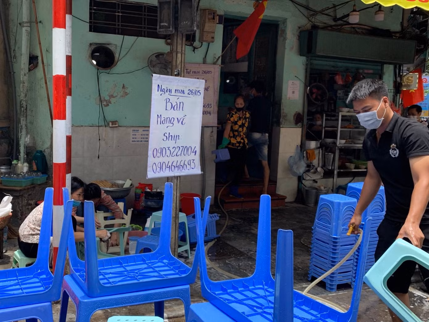 Ghi nhận của PV Tiền Phong, từ 12h hôm nay, đa số hàng quán thực hiện nghiêm nội dung công điện, không phục vụ tại chỗ, chỉ bán mang về. Chủ nhà hàng, quán cà phê, tiểu thương hối hả dọn dẹp, lên kế hoạch kinh doanh tạm mùa dịch