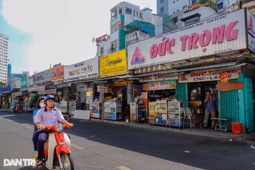 Phố chuyên doanh biển hiệu đường Lương Hữu Khánh (quận 1) rơi vào cảnh buôn bán ảm đạm thời điểm cuối năm (Ảnh: Nguyễn Vy).