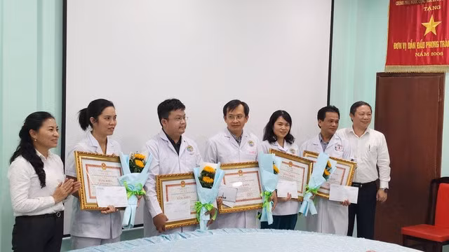 Phó Chủ tịch UBND TP HCM Dương Anh Đức cùng lãnh đạo Sở Nội vụ TP HCM trao tặng bằng khen cho 5 cá nhân trong ê-kíp phẫu thuật